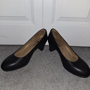 NWOT Classic Black Non-Skid  Women's Pumps